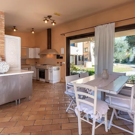 Isotta 8&4, Emma Villa *